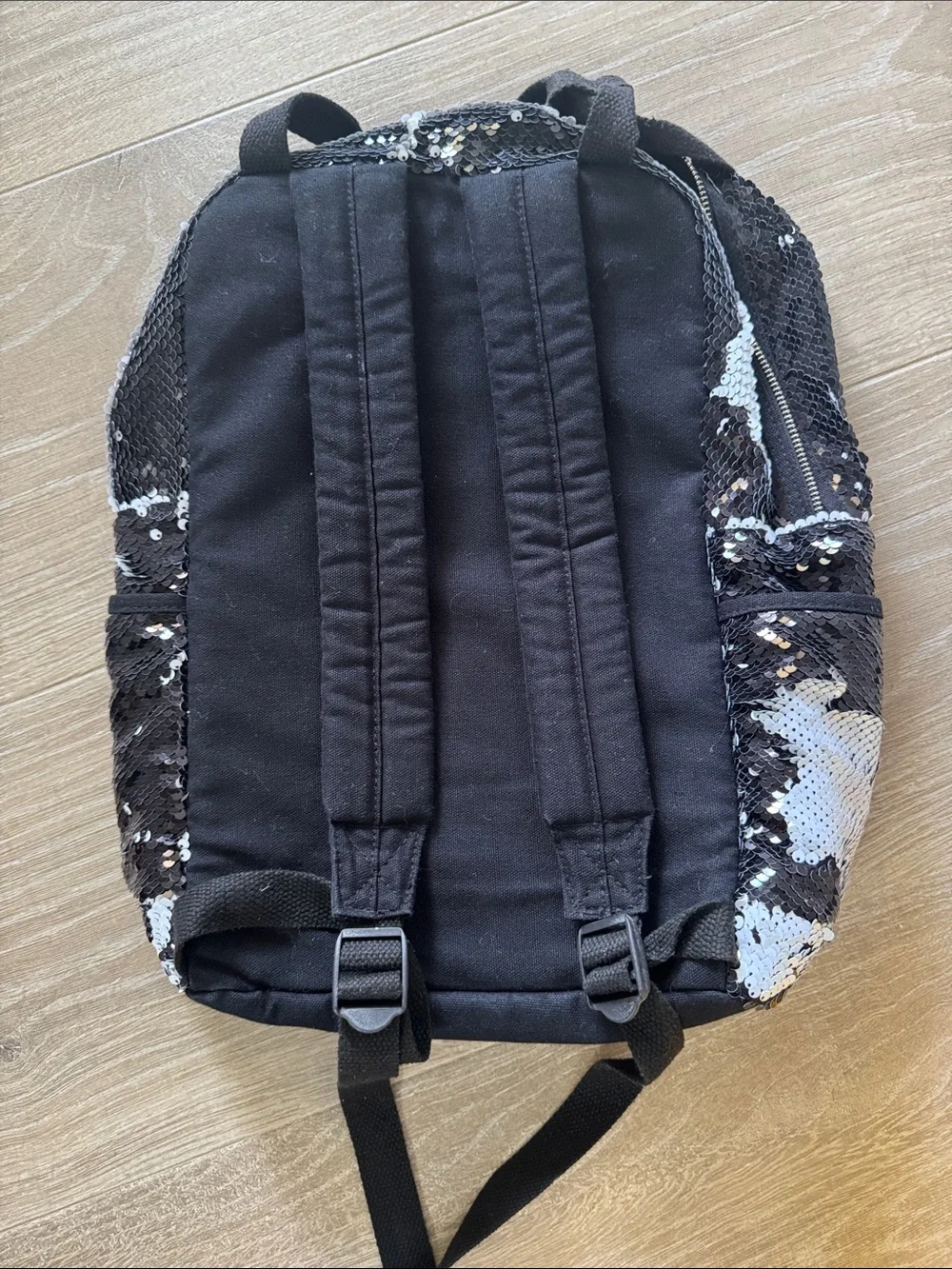Sparkle back pack 🤍🖤🤍